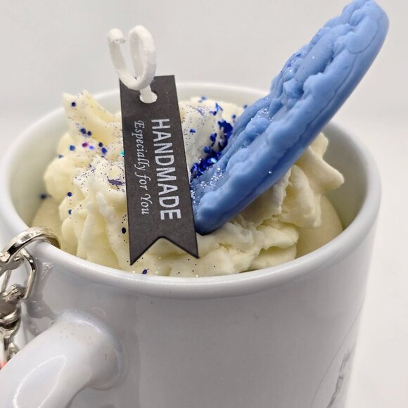 Aquarius Zodiac Candle Gift Set – 11oz Layered Mug Candle + Resin Keychain - Picture 9 of 12